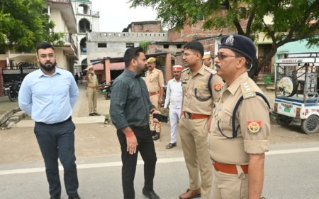 जुमा की नमाज और मूर्ति विसर्जन को लेकर डीएम और एसपी ने किया पैदल मार्च