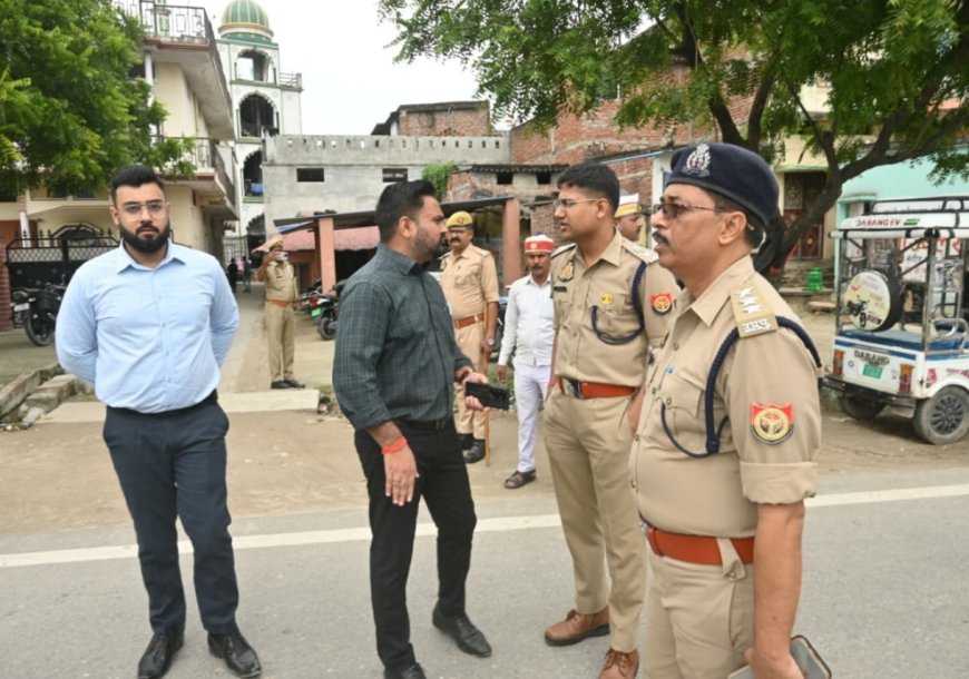 जुमा की नमाज और मूर्ति विसर्जन को लेकर डीएम और एसपी ने किया पैदल मार्च