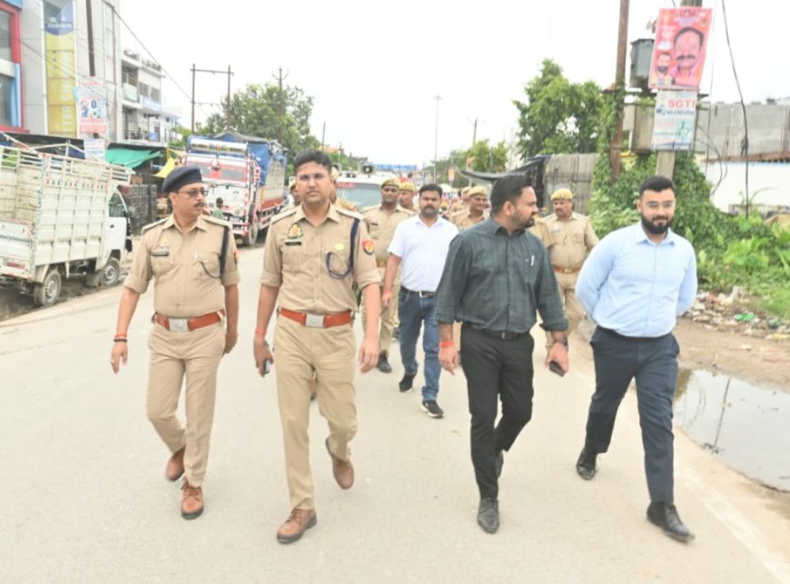जुमा की नमाज और मूर्ति विसर्जन को लेकर डीएम और एसपी ने किया पैदल मार्च