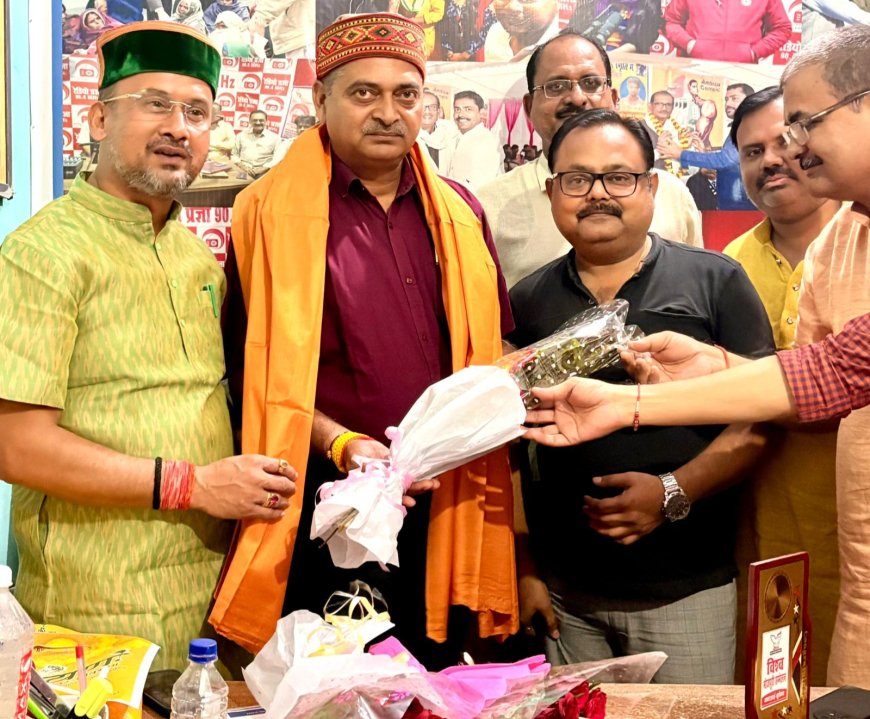 विश्व भोजपुरी सम्मेलन के पदाधिकारियों ने शैलेन्द्र दत्त शुक्ल को किया सम्मानित