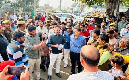 ढोलहां के गुलहरिया में तीन बच्चों की मौत पर कमिश्नर का दौरा,98 बच्चों के बीमार होने की खबर झूठी