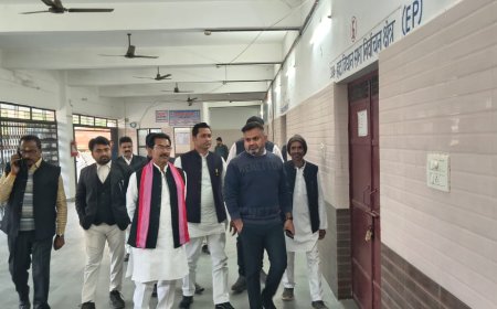 जिलाधिकारी ने राजनीतिक दलों के प्रतिनिधियों के साथ ईवीएम/ वीवीपैट गोदाम का किया निरीक्षण