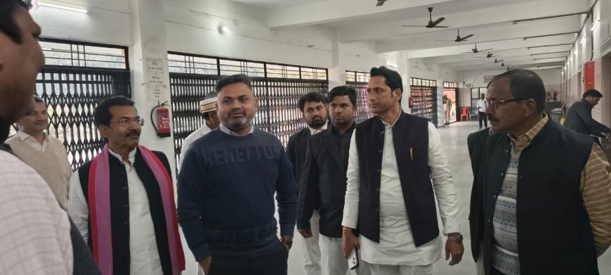 जिलाधिकारी ने राजनीतिक दलों के प्रतिनिधियों के साथ ईवीएम/ वीवीपैट गोदाम का किया निरीक्षण